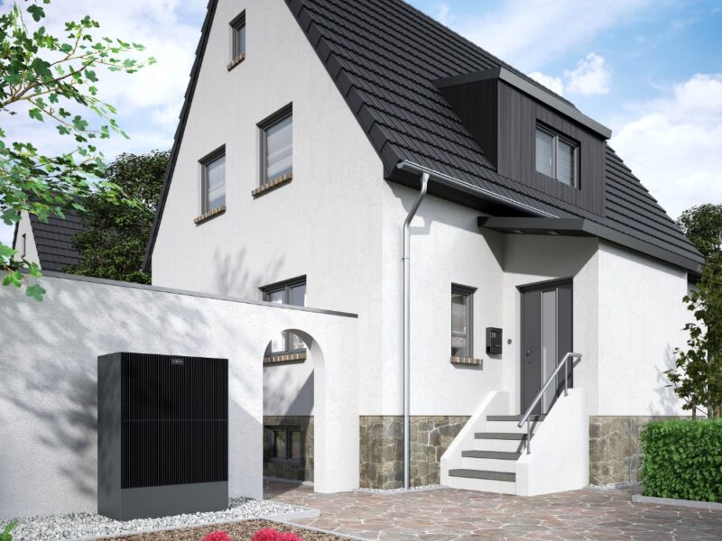 Behagliche und zukunftssichere Wärme: Der Großteil der Bestandsgebäude ist für einen unkomplizierten Umstieg auf eine Wärmepumpe geeignet. Foto: DJD/Bundesverband Wärmepumpe/Viessmann