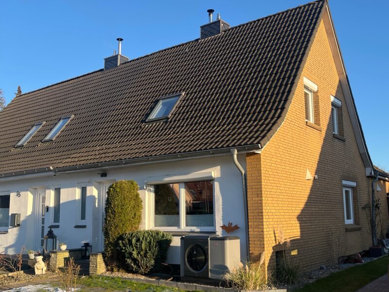 Eine neue Wärmepumpe für eine Doppelhaushälfte in Verbindung mit Heizkörpern. Doose GmbH Kiel